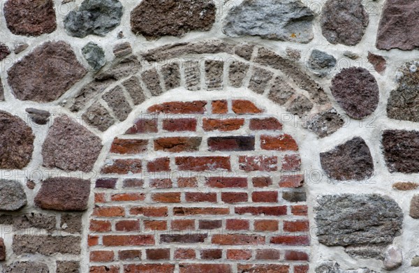 Old stone wall made of erratics rocks and bricks, Church of St. Urbanus, Dorum, Lower Saxony, Germany, Europe, Steinmauer aus Feldsteinen und Ziegelsteinen, Kirche St. Urbanus, Dorum, Niedersachsen, Deutschland, Europa, Europe