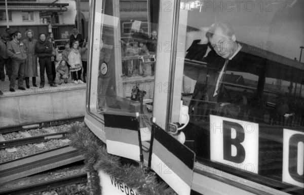 Germany, Potsdam, 01.04.1992, Reopening of the Berlin Potsdam S-Bahn line, Eberhard Diepgen, Mayor of Berlin, in the driver's cab, Potsdam Stadt S-Bahn station, Europe