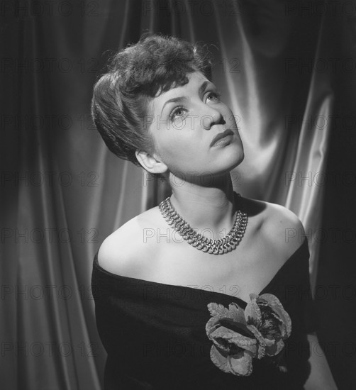 In the 1940s. Actress Barbro Kollberg pictured in studio wearing a shoulderless dress with a necklace. Sweden 1944 Kristoffersson ref G33-3