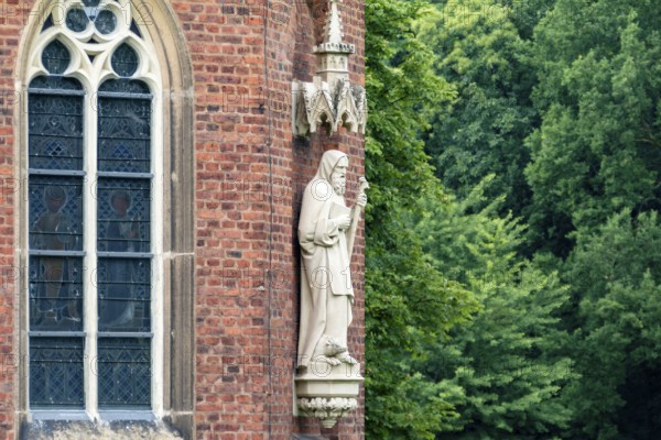 The castle was the ancestral seat of the Droste zu Hülshoff barons from 1417 to 2012 and is the birthplace of the poet Annette von Droste-Hülshoff