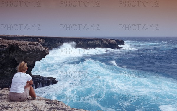 Woman watching storm on the coast, Netherlands Antilles, Bonaire, Caribbean, Caribbean Sea, Washington Slagbaai National Park, Supladó