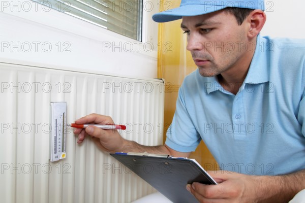Fitter with radiator. Save energy. Reading the heating settings. Austria
