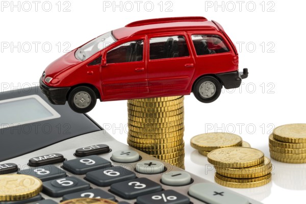 Car and calculator. Rising costs for car purchase, leasing, workshop, refuelling and insurance