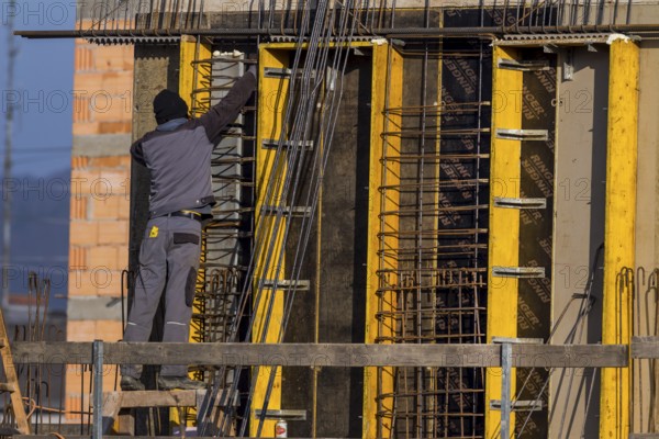 Baustelle für ein Haus für mehrere Mieter. Städtischer Wohnungsbau in der Stadt. Österreich