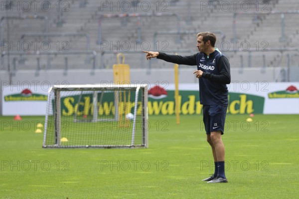 The new head coach Julian Schuster (SC Freiburg) at the first training session at the training kick-off Football Bundesliga club SC Freiburg 2024 DFL REGULATIONS PROHIBIT ANY USE OF PHOTOGRAPHS AS IMAGE SEQUENCES AND/OR QUASI-VIDEOn Photo: Joachim Hahne/johapress