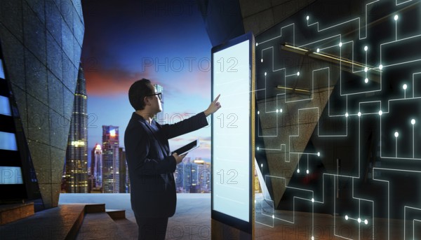 Smart Businessman berühren den Bildschirm, um die Informationen des intelligenten Kommunikationsnetzwerks der Dinge zu suchen. Nachtszene mit modernem Stadthintergrund
