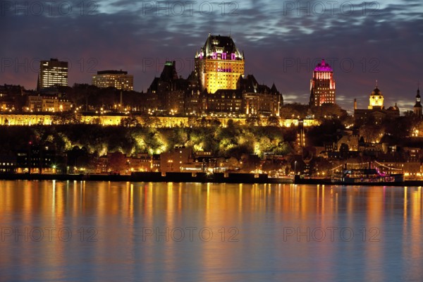 Night shot of Quebec