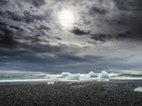 Diamond Beach, icebergs on the black lava beach, near Jökulsarlon glacier lagoon, Vatnajökull National Park, Hornafjörður, South Iceland, Iceland, Europe