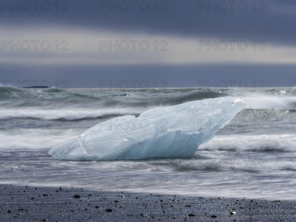 Diamond Beach, icebergs on the black lava beach, near Jökulsarlon glacier lagoon, Vatnajökull National Park, Hornafjörður, South Iceland, Iceland, Europe