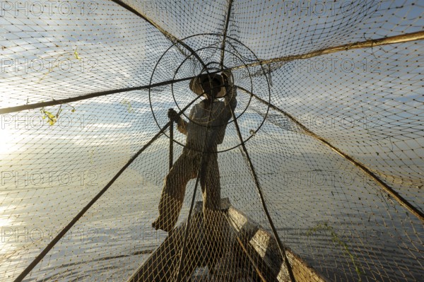 05.03.2014, Nyaung Shwe, Shan State, Myanmar, Asia, A single-leg rower paddles along the northern shore of Inle Lake early in the morning. The lake is located in Shan State in the centre of Myanmar and is home to the Intha people, who live mainly from fishing and farming, Asia