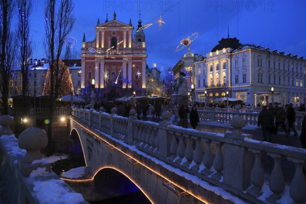 Presernov Square at Christmas time with the Church of the Annunciation of the Franciscan Monastery, the Three Bridges over the Ljubljanica River, Ljubljana Ljubljana, Central Slovenia Upper Carniola, Slovenia, Europe