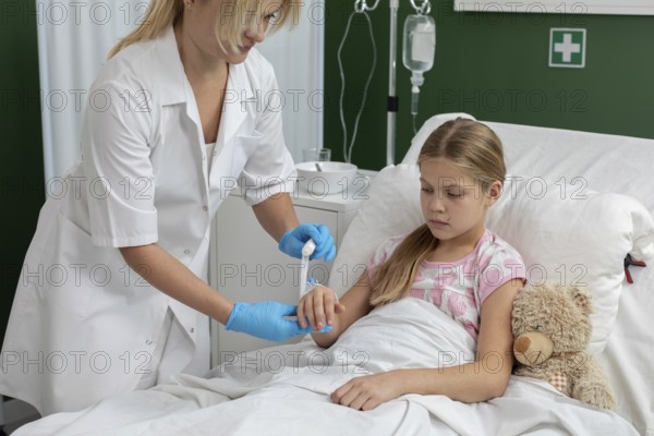 Ein Kind, das zur Heilung und Genesung eine kritische medizinische Versorgung in einer Krankenhausumgebung erhält
