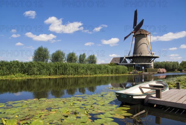 Mill the Friendship near Bleskensgraaf in the Dutch region Alblasserwaard