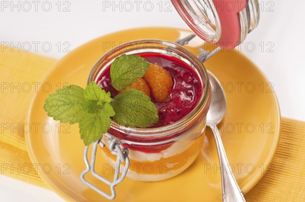 Fruchtmousse in einem Glas geschichtet