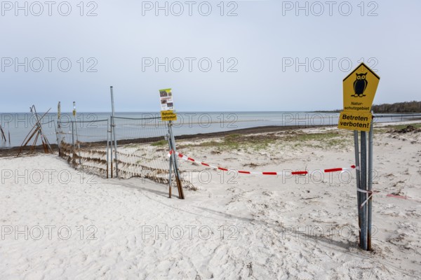 No trespassing sign at the cordoned-off beach, Baltic resort Boltenhagen, Mecklenburg-Vorpommern, Germany, Europe