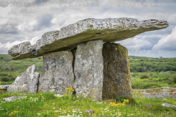 Dolmen of Poulnabrone, probably between 4200 a. C. and 2900 a. C., The Burren, County Clare, Ireland, United Kingdom, Europe