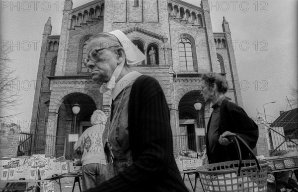 Germany, Potsdam, 13.03.1991, weekly market market in Potsdam, nun, St Peter and Paul Catholic Church, Europe