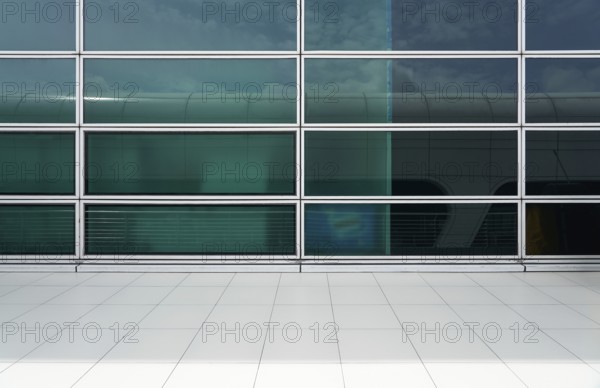 Äußere eines modernen Glaswandfassade Gebäude mit sauberem Marmorboden