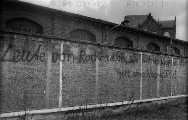 Germany, Berlin, 23 March 1992, Funkhaus in Nalepastraße, Mauer: People from rock radio, don't let yourselves be abused - go your own way with DT-64!, Europe