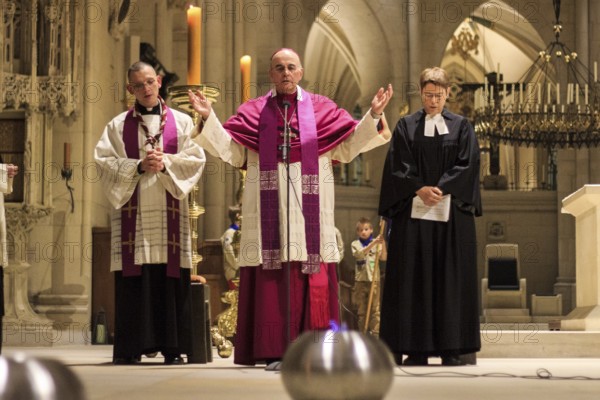 The Light of Peace from Bethlehem, brought to Vienna by the ORF and collected there by a delegation of Münster scouts, is distributed to scouts from the entire diocese of Münster in a solemn ecumenical service