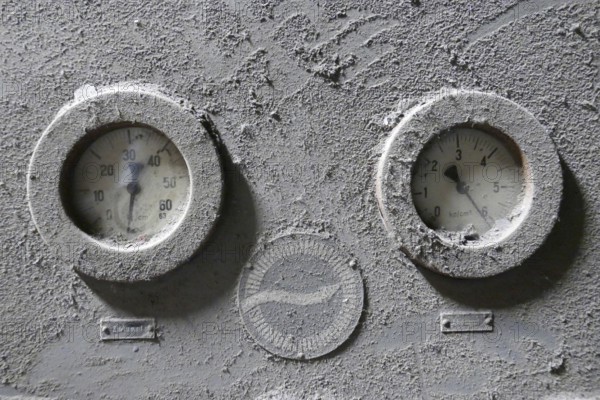 Obsolete dial gauges
