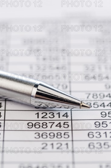 A table with turnover and expenditure figures. Symbol photo for costs, profit, Controlling Austria