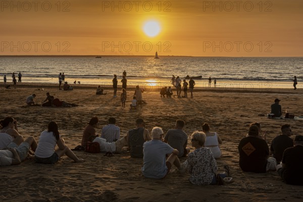 People watching the sunset on the beach, Mindil Beach, Darwin, Northern Territory, Australia, Oceania