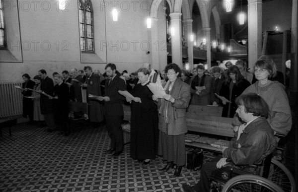 Germany, Berlin, 18 November 1990, divine service with Paul Österreicher from Coventry, in the old parish church in Pankow, Europe