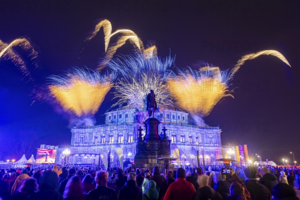 The SemperOperaball 2025 celebrated its 100th anniversary on Friday. Germany's most beautiful classical entertainment event once again proved to be a complete success this year and offered a first-class programme created by top artists. Traditionally, thousands of Dresdeners also celebrated the event of the year outside on the theatre square at the SemperOperairball. Fireworks on the theatre square, Dresden, Saxony, Germany, Europe