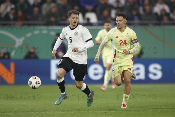 Football, U21, Friendly match, 2024/2025, Germany U21 vs. Spain U21, 25.03.2025, Merck-Stadion am Böllenfalltor, Darmstadt, Germany, Max ROSENFELDER (Germany U21, 05) in duel with Gabri VEIGA (Spain U21, 24), Europe