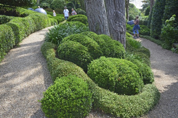 Jardins d'Etretat, fragment, paths, visitors