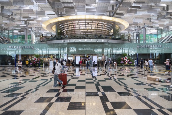 31.07.2023, Singapore, Republic of Singapore, Asia, Interior view of the modern Terminal 3 with air travellers at Singapore Changi Airport, Asia