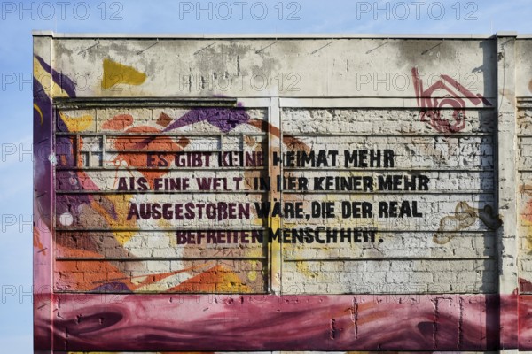 Quote by Theodor W. Adorno, philosopher of the Frankfurt School, graffiti, art cube on the Bockenheim campus: Signal Labsaal, created by the graffiti artists Justus Becker and Oguz Sen, theme migration, façade of the former university canteen, later also used as refugee accommodation, architect Ferdinand Kramer, Bockenheim, Frankfurt am Main, Germany, Europe