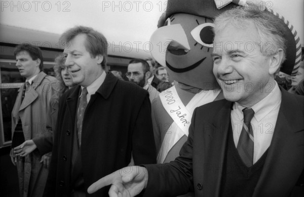 Germany, Potsdam, 01.04.1992, Reopening of the S-Bahn line Berlin Potsdam, Manfred Stolpe, Prime Minister of Brandenburg (in the background the Brandenburg Red Eagle), on the left the mayor of Berlin Eberhard Diepgen, S-Bahn station Potsdam Stadt, Europe