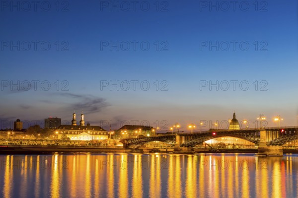Die Skyline von Mainz zur blauen Stunde mit der Theodor-Heuss-Brücke über den Rhein