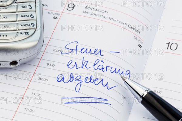 A date is entered in a calendar: Submit tax return Austria