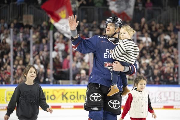Laura Dick Cologne, LanxessArena, North Rhine-Westphalia, Moritz Müller (Cologne Sharks, #91), PENNY DEL, Cologne Sharks-Augsburg Panthers on 08/12/2024 at the LanxessArena in Cologne Germany