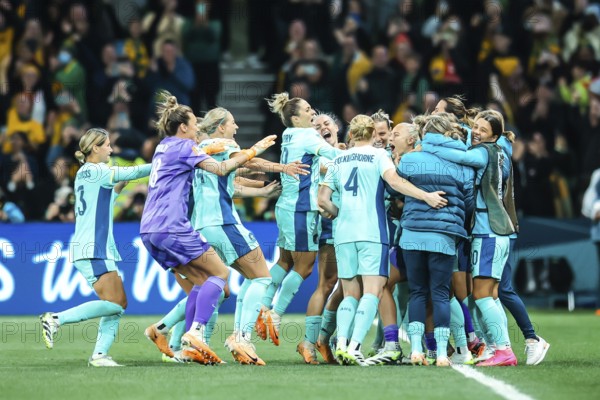 MELBOURNE, AUSTRALIA, JULY 31: Australia celebrate Steph CATLEY scoring a penalty whilst playing Canada at the FIFA Women's World Cup Australia & New Zealand 2023 at Melbourne Rectangular Stadium on July 31, 2023