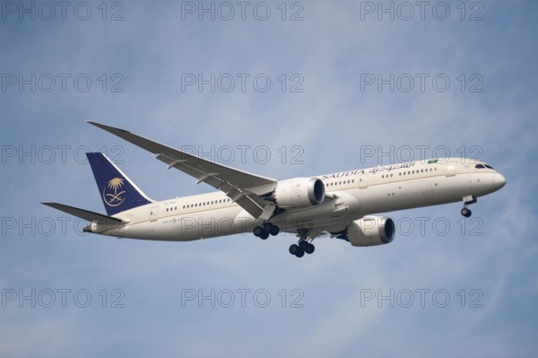 26.07.2023, Singapore, Republic of Singapore, Asia, A passenger aircraft of the Saudi Arabian airline Saudia, formerly known as Saudi Arabian Airlines, of the type Boeing 787-9 Dreamliner with the registration HZ-ARG approaching Changi International Airport. Saudia is a member of the SkyTeam airline alliance, an international network of airlines, Asia