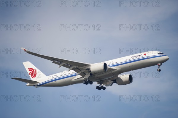 26.07.2023, Singapore, Republic of Singapore, Asia, An Air China Airbus A350-900 passenger aircraft, registration B-1086, on approach to Changi International Airport. Air China is a member of the Star Alliance airline alliance, an international network of airlines, Asia