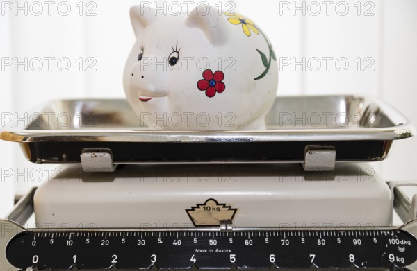 Piggy bank from Sparmeister on old scales - kitchen scales with savings balance