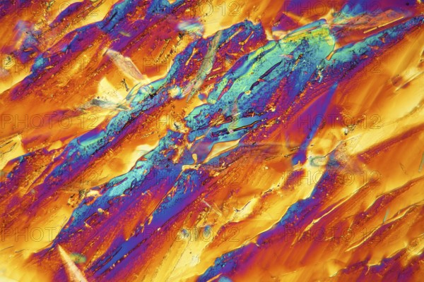 Potassium hydroxide under the microscope and in polarised light