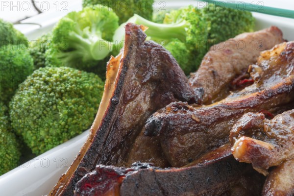Grilled ones rib with broccoli