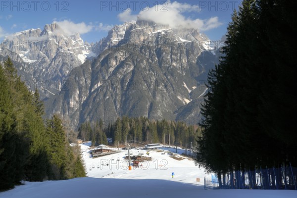 Winter, ski, Malón-Monte Agudo cable car, AURONZO D'INVERNO, Sesto Dolomites, Dolomites, Eastern Alps, Auronzo di Cadore, Veneto region, Province of Belluno, Italy, Europe