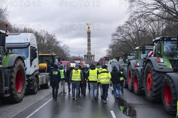 15.01.2024, Berlin, Germany, Europe, Several thousand farmers, tradespeople, freight forwarders and transport workers are taking part in the Free Farmers' Protest against the government's planned measures and the austerity plans of the traffic light coalition on Straße des 17. Juni between Ernst-Reuter-Platz, Victory Column and Brandenburg Gate in the capital. The demonstration is primarily directed against the savings and drastic cuts planned by the federal government in the federal budget in the form of the cancellation of subsidised agricultural diesel and the exemption from vehicle tax for farmers, Europe