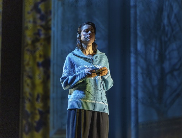 Replay by Yael Ronen at the Schaubühne in Berlin. In 1988, an opera singer from the GDR stays in the West after a guest performance in Bayreuth, leaving her man and daughters behind in Dresden, which has a lasting impact on the family's life. After reunification, the sisters Lotte and Luise develop into opposing figures who repeat the conflicts and patterns of their childhood in a different form. Yael Ronen's comedy Replay shows how the past repeats itself cyclically and influences generations. It asks whether we can free ourselves from old imprints or remain trapped in endless repetition loops. Author: Yael Ronen Director: Yael Ronen Stage: Magda Willi Costumes: Amit Epstein Music: Yaniv Fridel / Ofer (OJ) Shabi Video: Stefano Di Buduo Lighting: James Farncombe Dramaturgy: Nils Haarmann / Irina Szodruch With: Christoph Gawenda, Carolin Haupt, Eva Meckbach, Ruth Rosenfeld, Renato Schuch Media rehearsal from 12.12.2024 in Berlin, Berlin