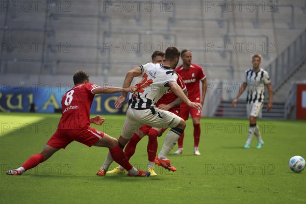 There was no way through for the Basel players, like Sergio López (FC Basel) here, during the football test match: SC Freiburg - FC Basel REGULATIONS PROHIBIT ANY USE OF PHOTOGRAPHS AS IMAGE SEQUENCES AND/OR QUASI-VIDEOthen Photo: Joachim Hahne/johapress, Freiburg, Germany / Germany