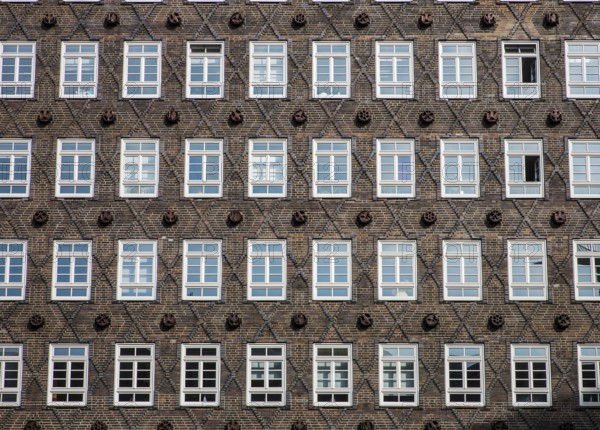Hamburg, Kontorhaus SPRINKENHOF, built 1927-1930 by Fritz Höger and Hans and Oskar Gerson, sculptural terracotta roundels by Lothar Kunstmann, section of the façade of the central building