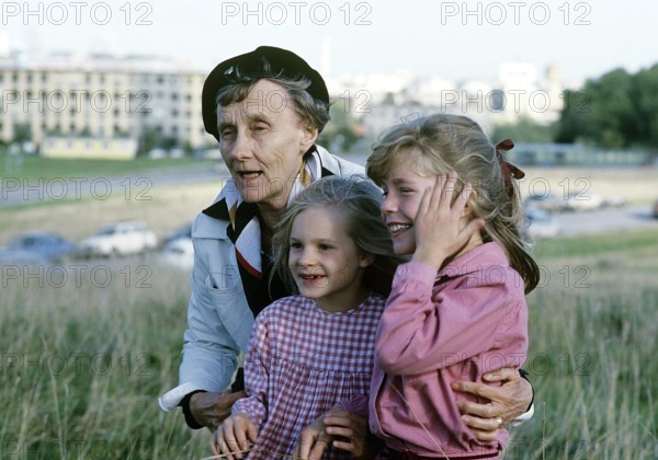Astrid Lindgren. Swedish author of childrens books, songs and novels. Born 14 november 1907 - 28 january 2002. Internationally famous for the books featurings Pippi Longstocking, Emil of Lönneberga, Karlsson-on-the-roof and the Six Bullerby children. 2017 she was calculated to be the world's 18th most translated author. Roughly 167 million of her books was sold worldwide 2010. Pictured with child actresses Jonna Liljendahl and Liv Alsterlund who plays the main characters in the 1979 film Du är inte klok Madicken