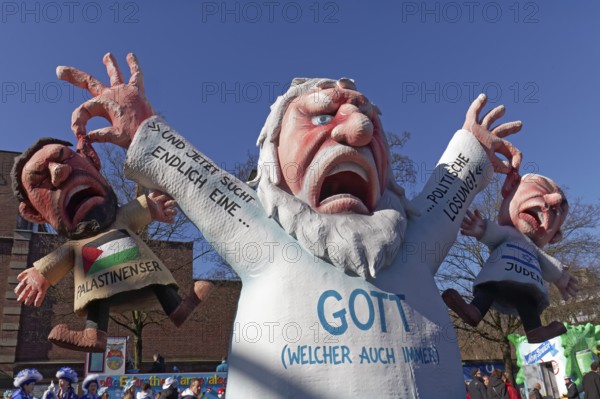God figure grabs an Israeli and a Palestinian by the ear, themed float on the Gaza War by Jacques Tilly, Rosenmontagszug 2025, Düsseldorf, Rhineland, North Rhine-Westphalia, Germany, Europe